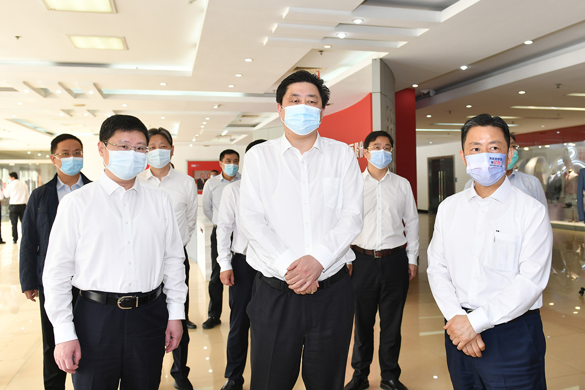 4月12日，無(wú)錫市市長(zhǎng)趙建軍帶隊(duì)深入紅豆集團(tuán)，專(zhuān)題調(diào)研疫情防控和復(fù)工復(fù)產(chǎn)工作。